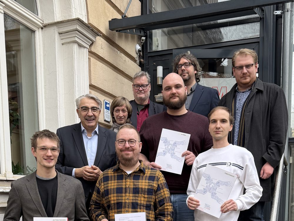 Junge Leute  auf der Treppe vor dem Hauseingang