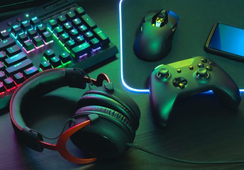 RGB-beleuchtetes Gamingzubehör: Headset, Controller, Maus (Schmuckbild/JPG)