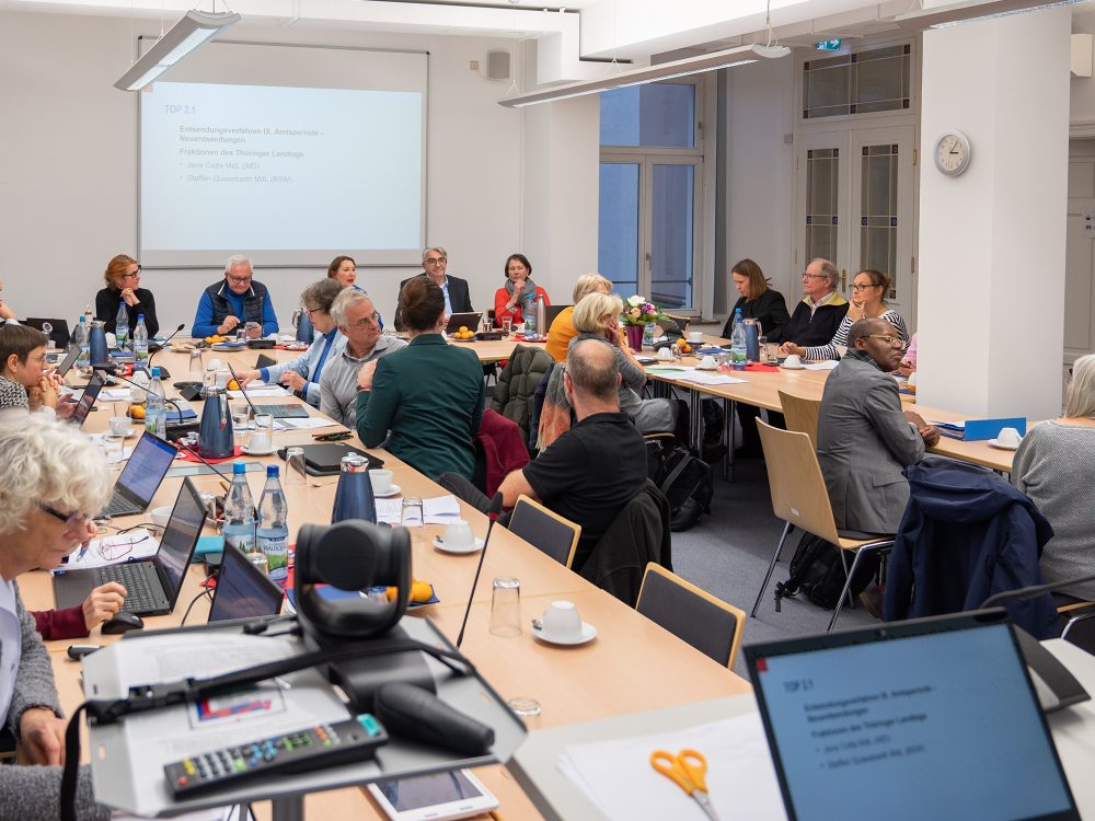 Viele Menschen sitzen in einem Beratungsraum